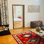 Spacious Stylish Apartment In Old Town