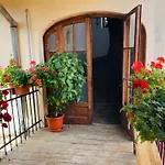 Spacious Stylish Apartment In Old Town